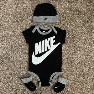 Nike Black, Gray, & White 3 Piece Matching Set Size 6-12 Months